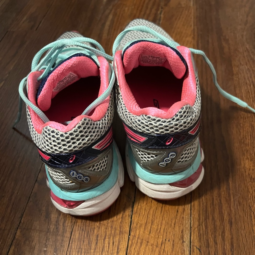 size 7 brand Oasics
